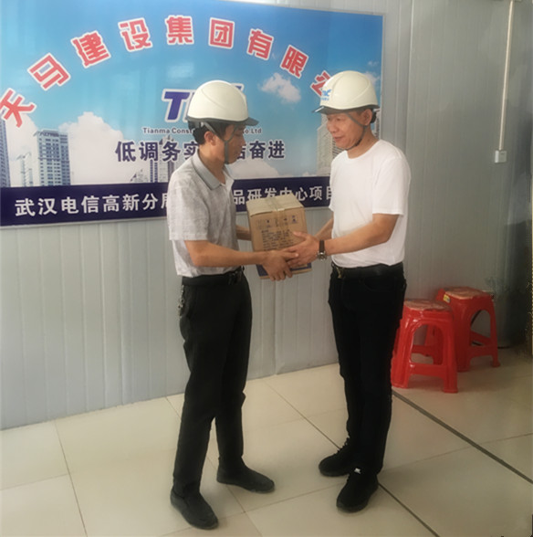 夏日送清涼—天馬建設(shè)集團(tuán)深切慰問(wèn)一線(xiàn)員工